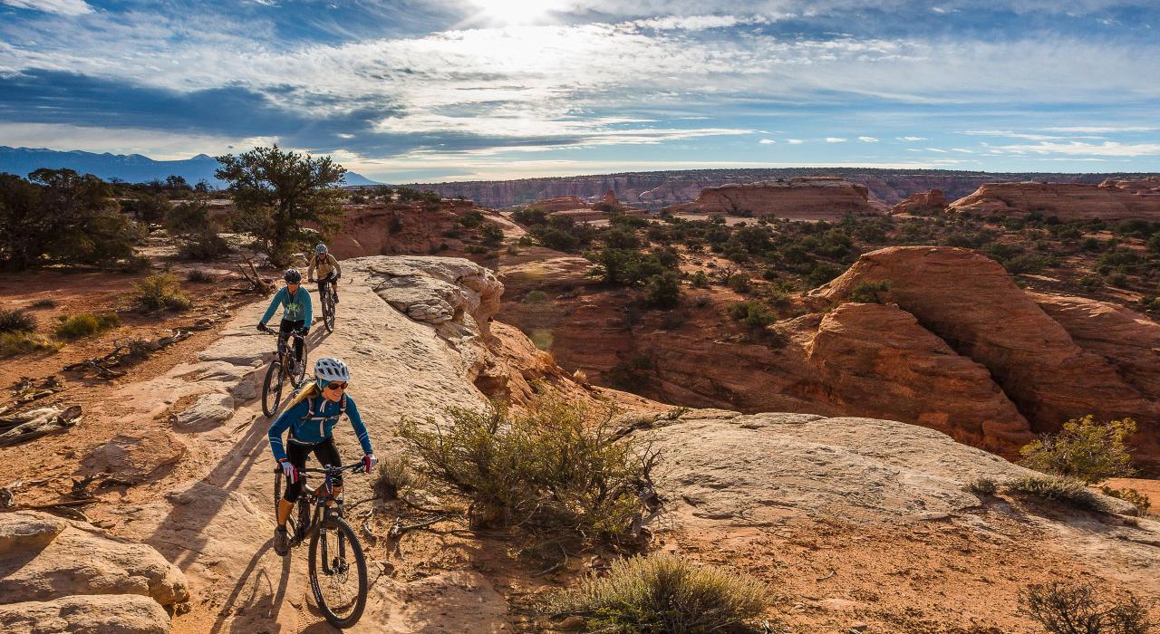 在此地区的山径中骑行
