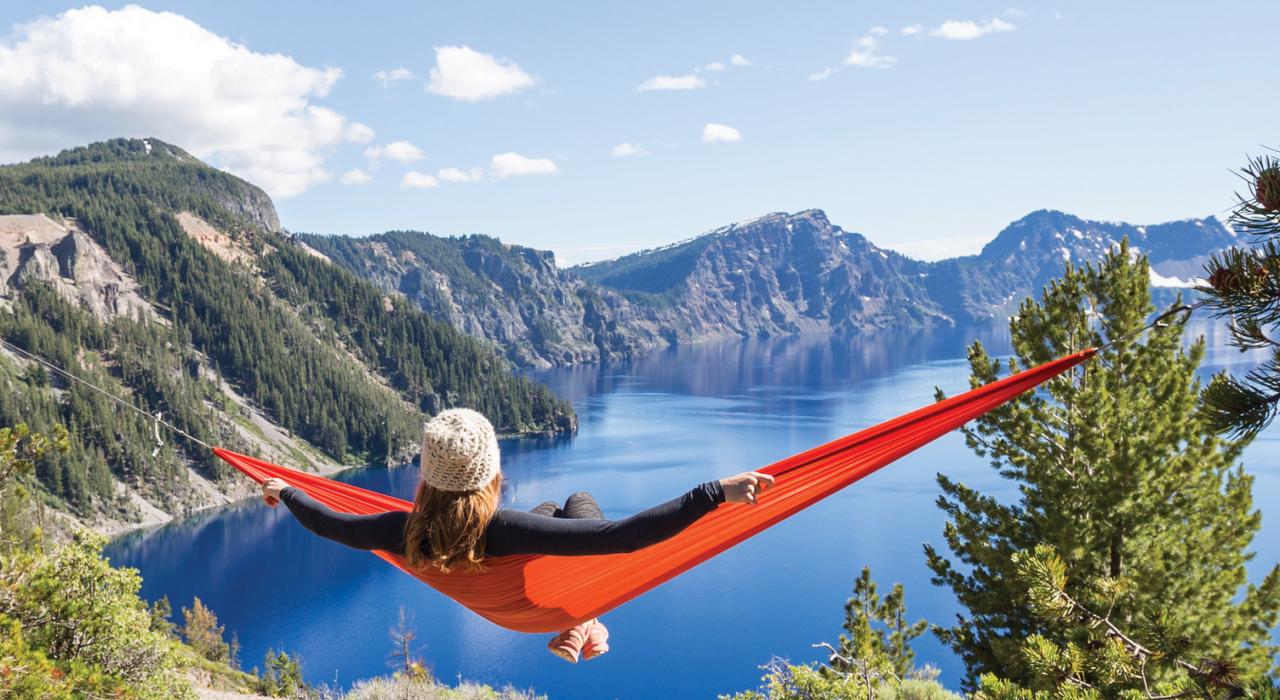 在俄勒冈州的火山口湖国家公园舒适地坐下来欣赏风景