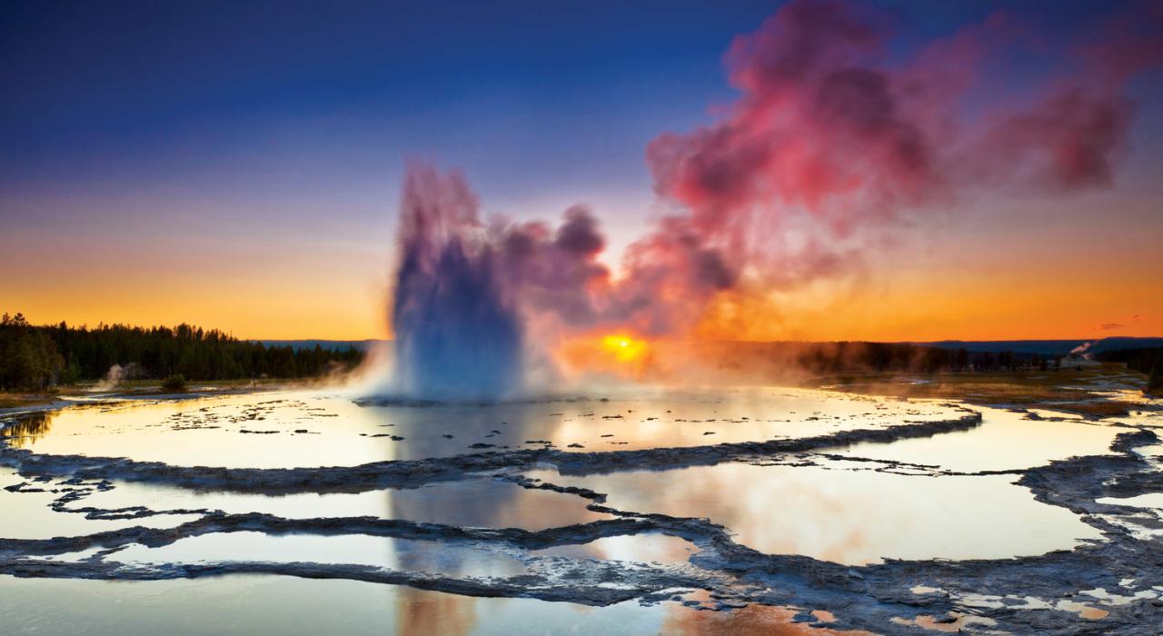 黄石国家公园附近五彩缤纷的间歇泉