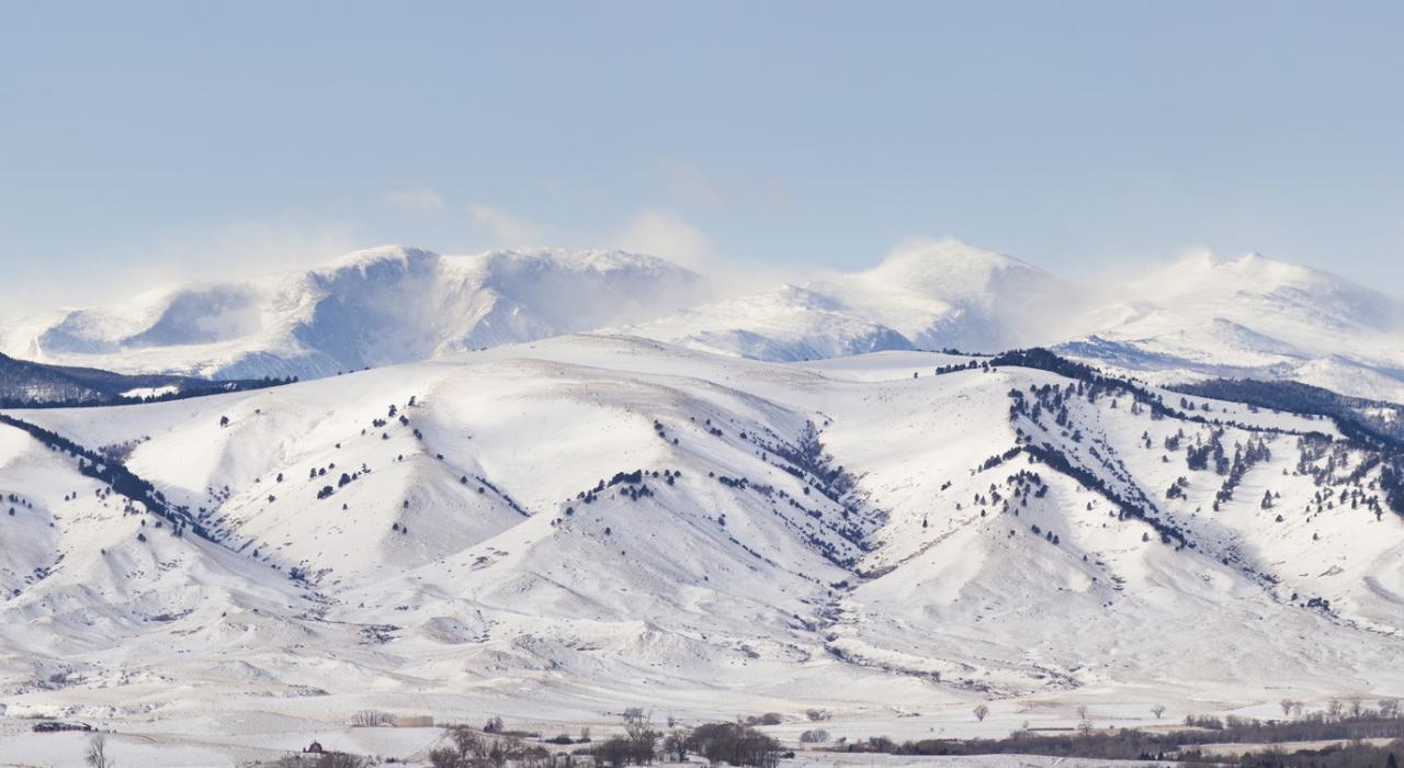 冬日里吉列镇外白雪皑皑的山脉景观