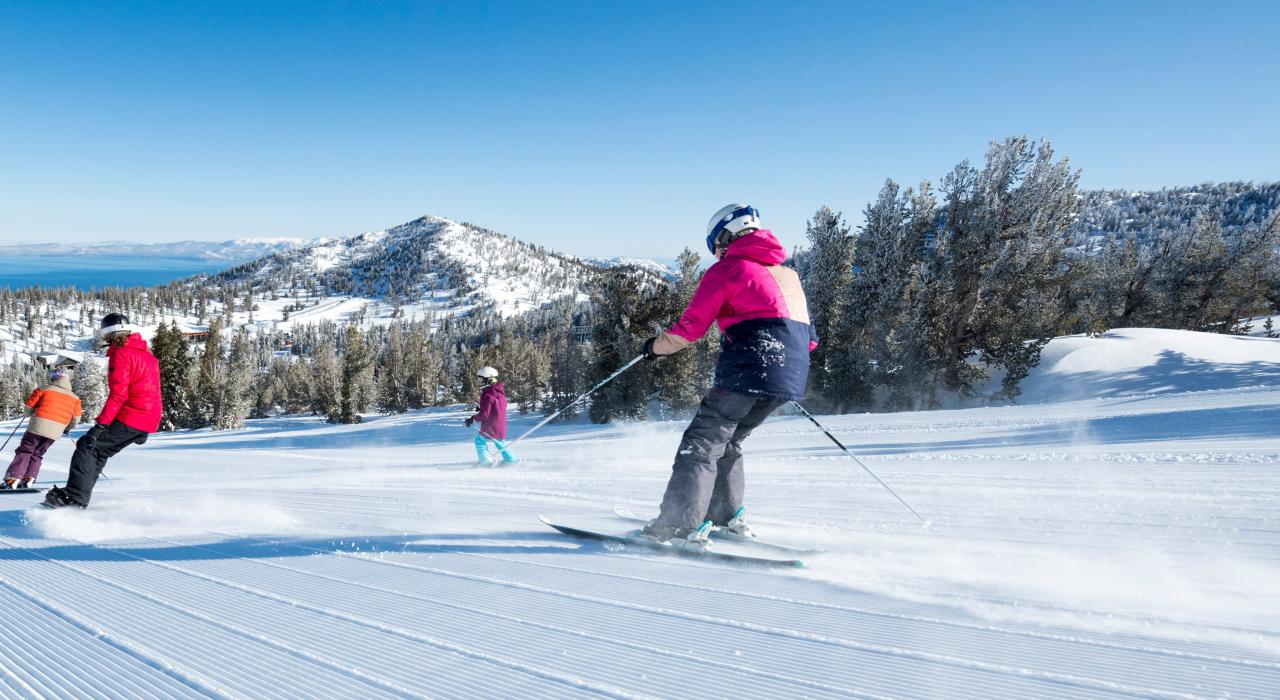 在山坡雪道滑雪