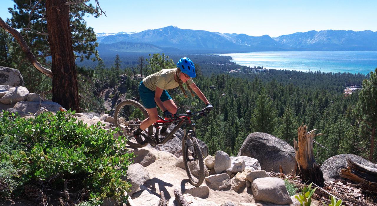 在崎岖的户外骑山地自行车