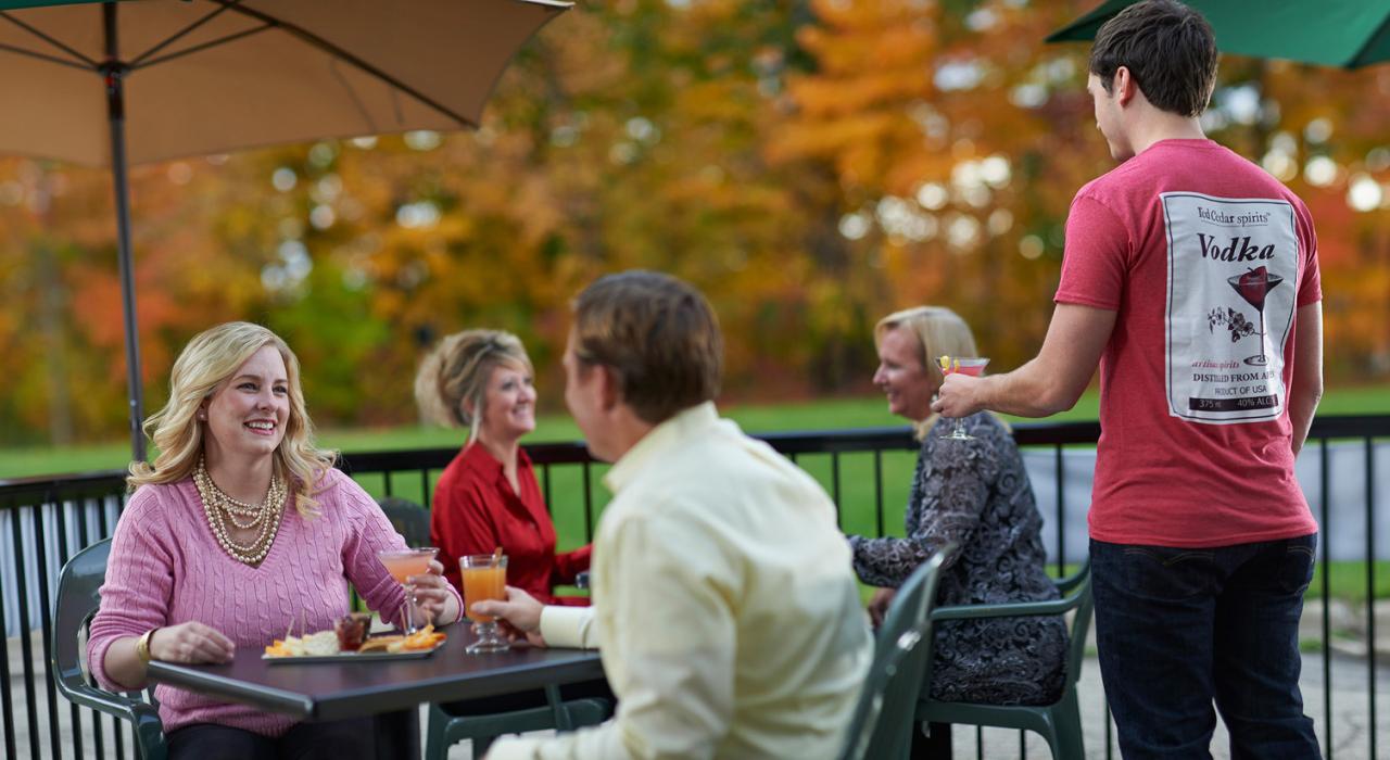 Coquetéis servidos na famosa destilaria Red Cedar Spirits