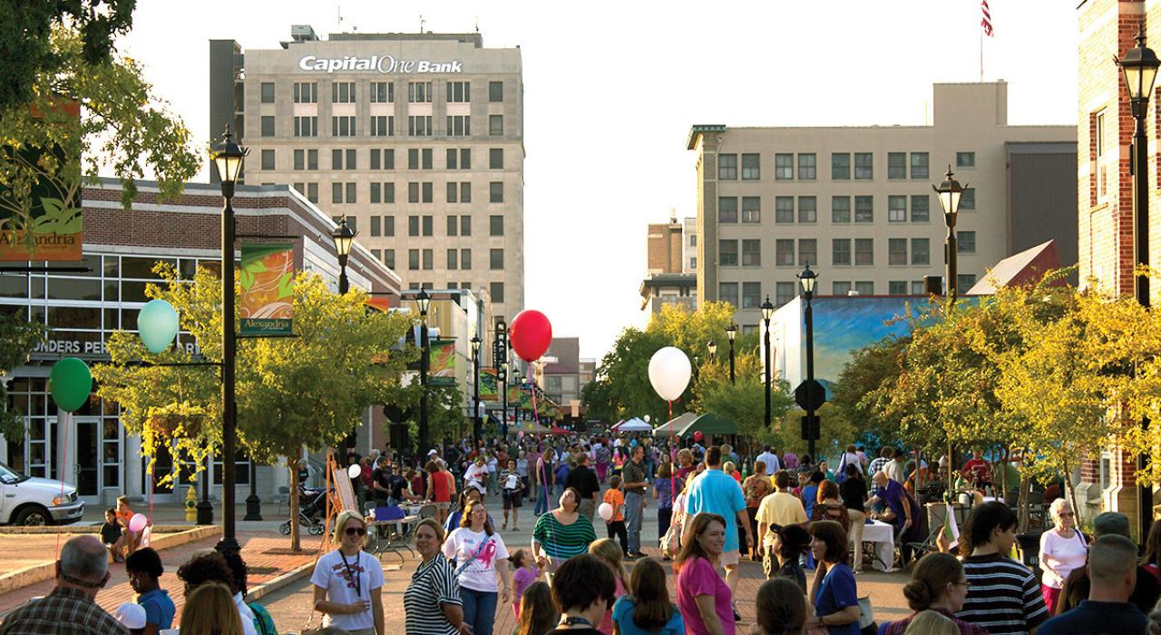 在市中心漫步欣赏艺术