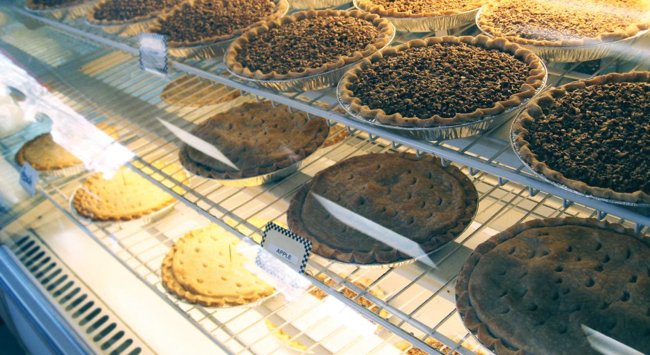 Lea's Lunch Room 餐厅柜台中美味的馅饼