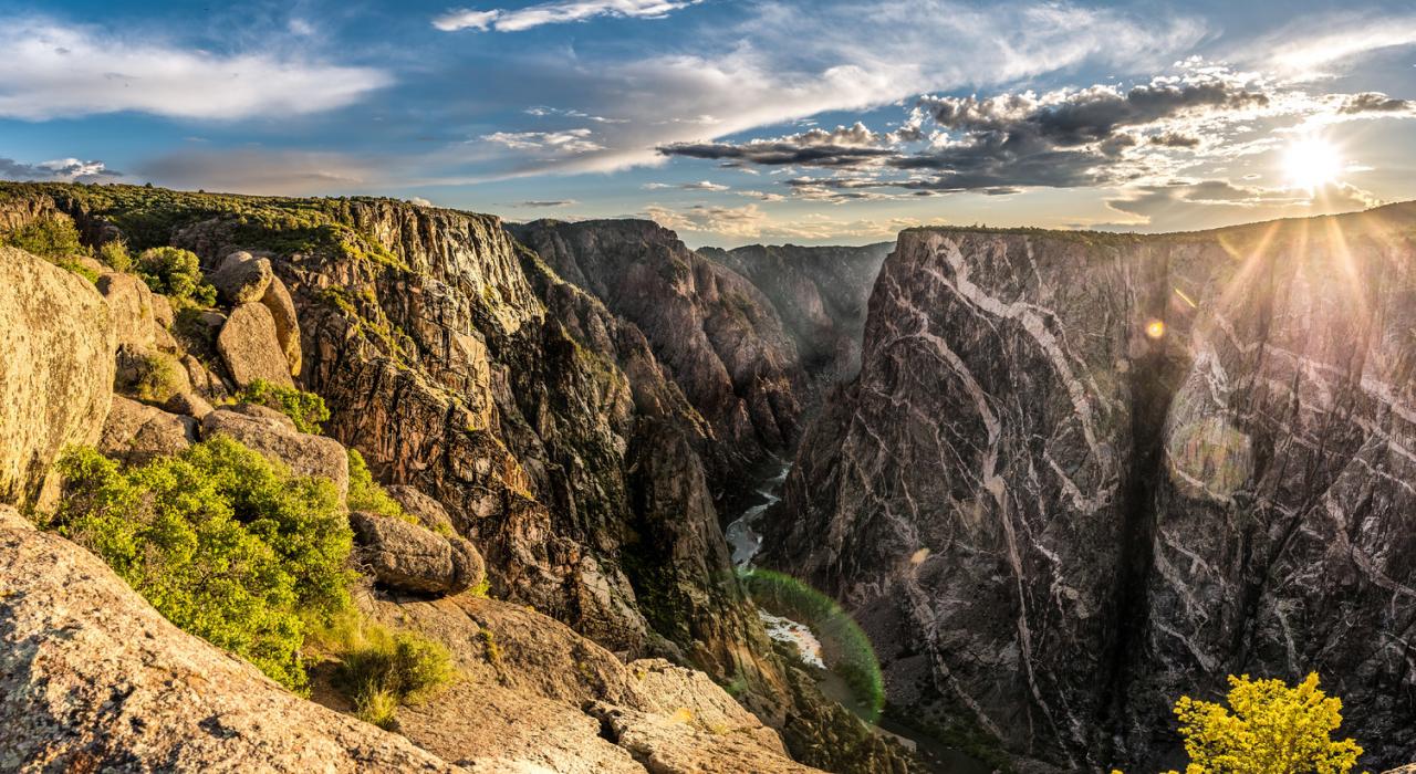 在甘尼森国家公园欣赏黑峡谷的彩绘墙