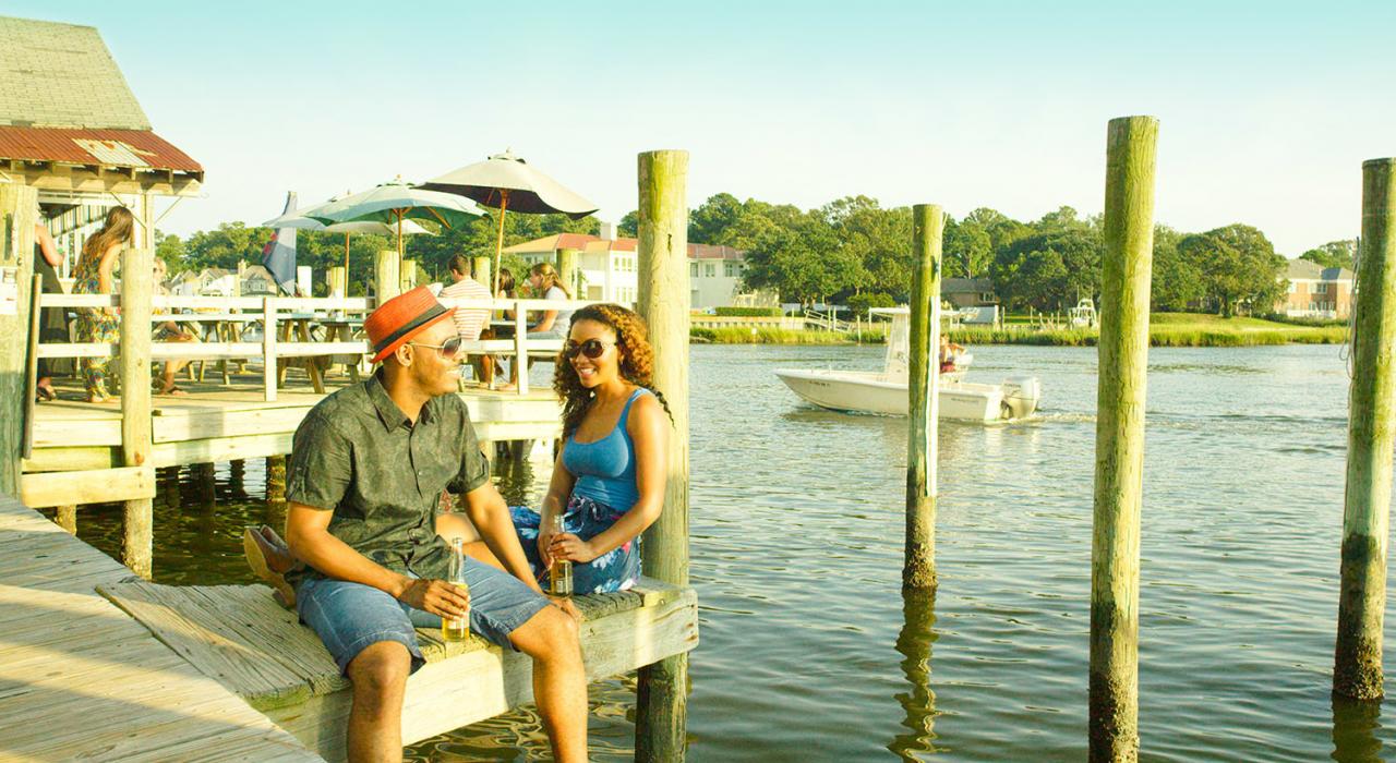 在弗吉尼亚海岸切萨皮克湾的码头上享受悠闲时光