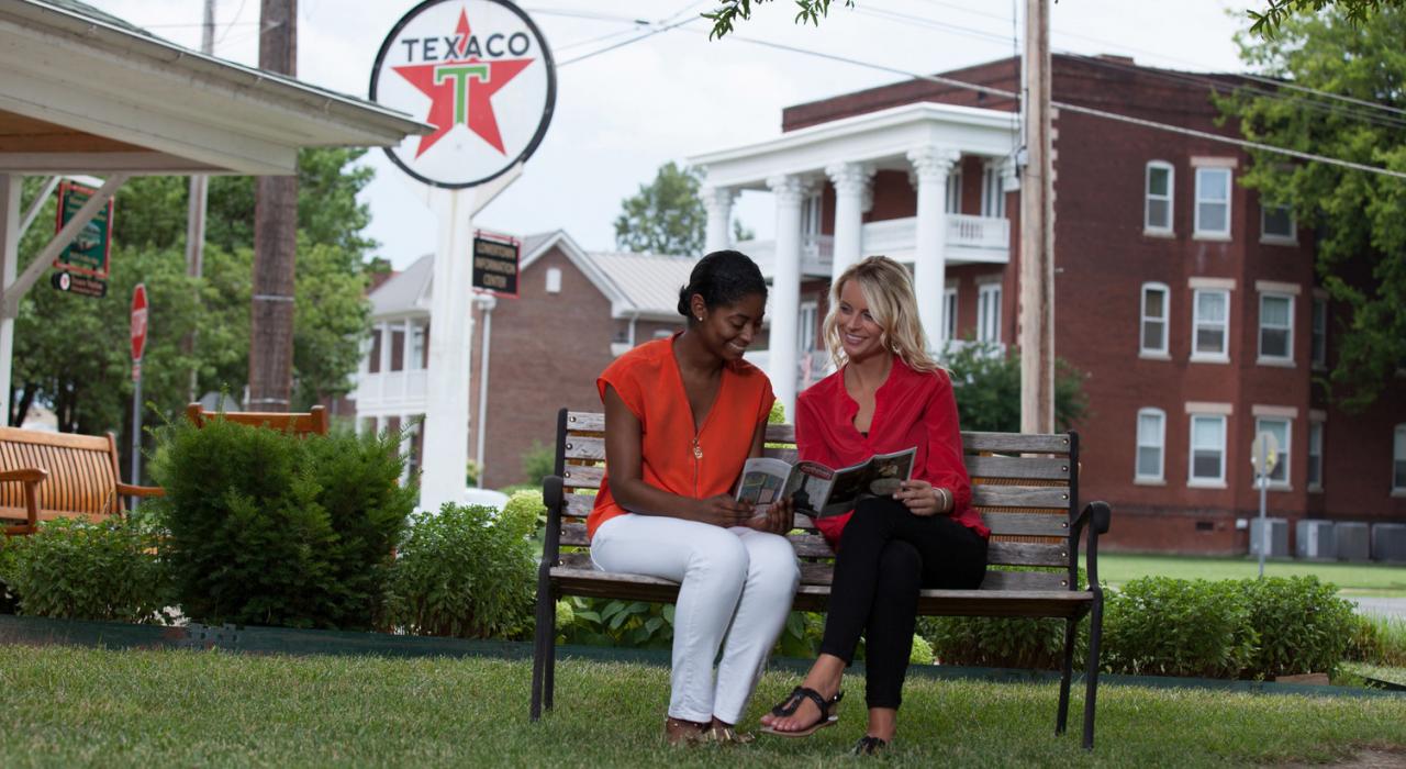 在下城区的艺术区休息一下