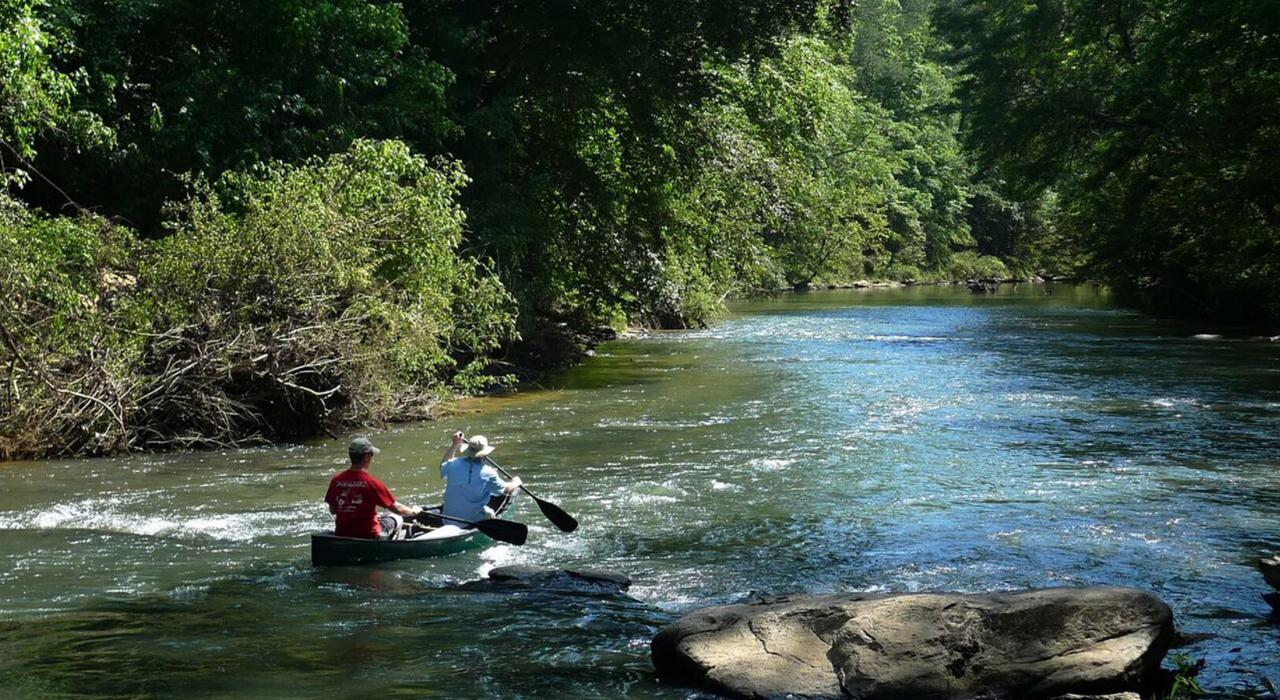 乘船游览平静的卡哈巴河