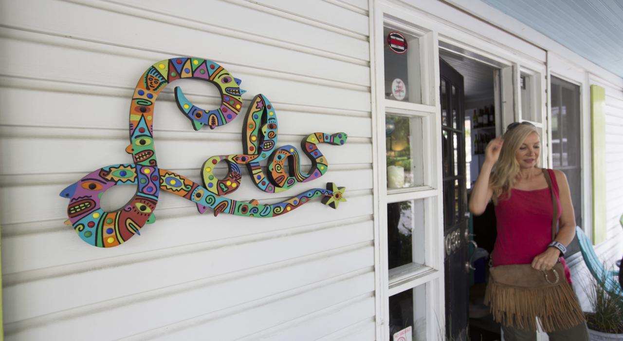 在西弗吉尼亚州查尔斯顿的 Lola 披萨店用餐