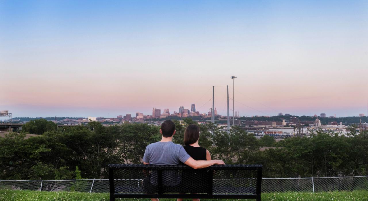 坐在潘谷公园内的一条长凳上远眺所能看到的景致