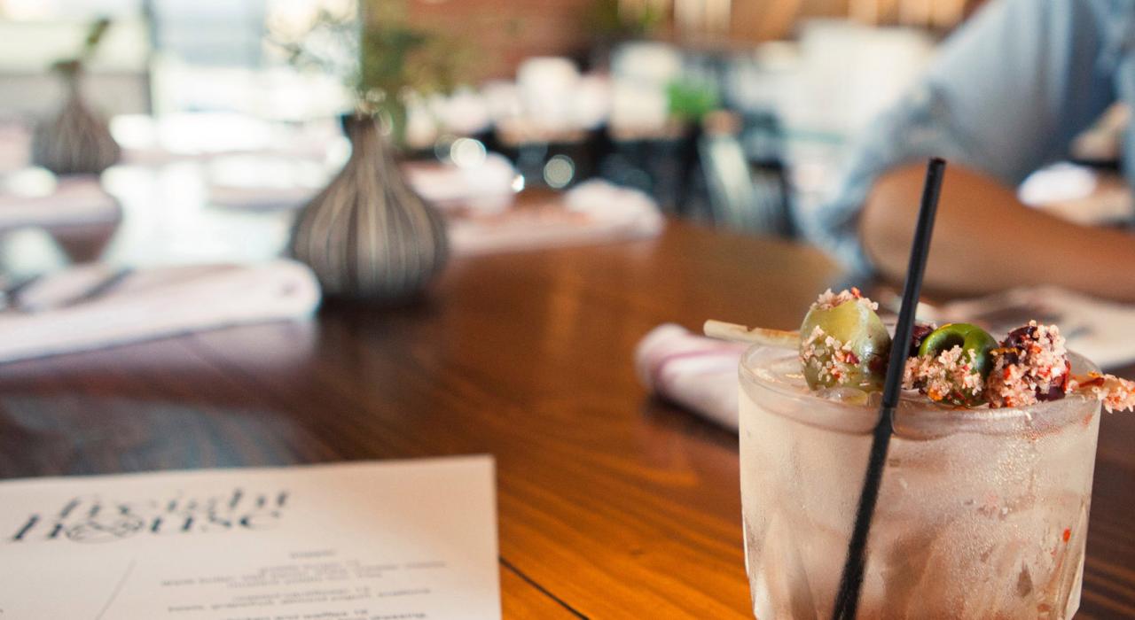 在 Freight House Restaurant 餐厅享用鸡尾酒