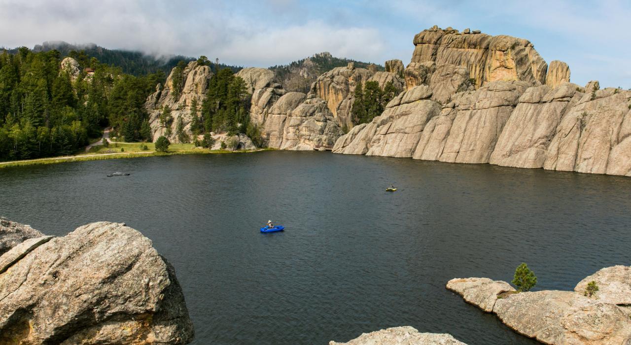 南达科他州卡斯特的卡斯特州立公园内四个适合垂钓的湖泊之一西尔万湖
