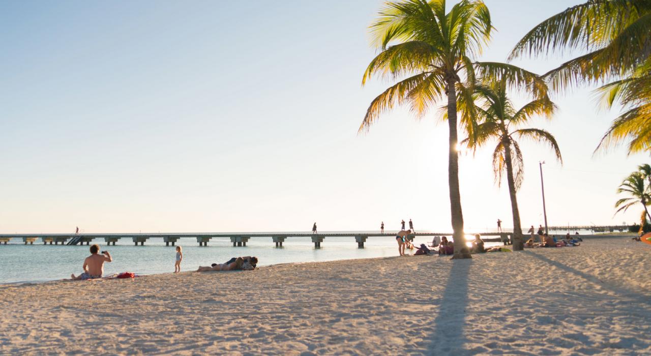 在佛罗里达州基韦斯特的海滩上休闲放松，在码头闲适漫步