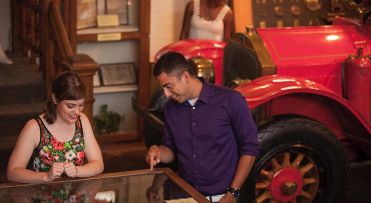 在 William Clark Market House Museum 博物馆中欣赏一件展品