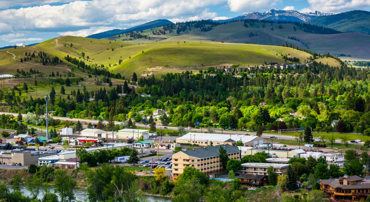 鸟瞰蒙大拿州米苏拉以及周围的森林和山脉
