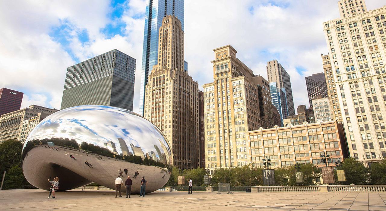 伊利诺伊州芝加哥千禧公园内闪闪发光的云门雕塑（又称“豆子”）