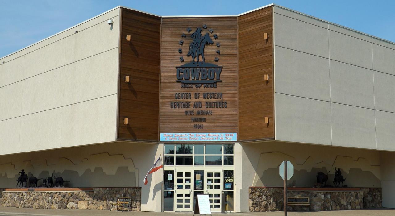 参观梅多拉的北达科他州牛仔名人堂，了解西部历史
