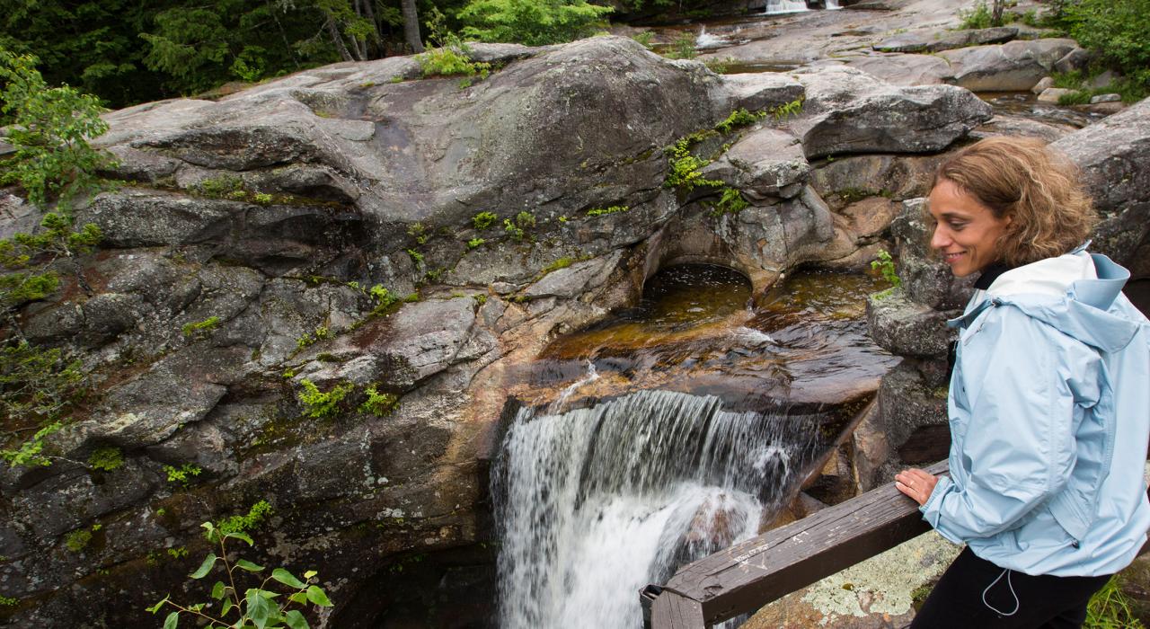 在缅因州纽里宁静的螺丝钻瀑布徒步小径眺望瀑布美景