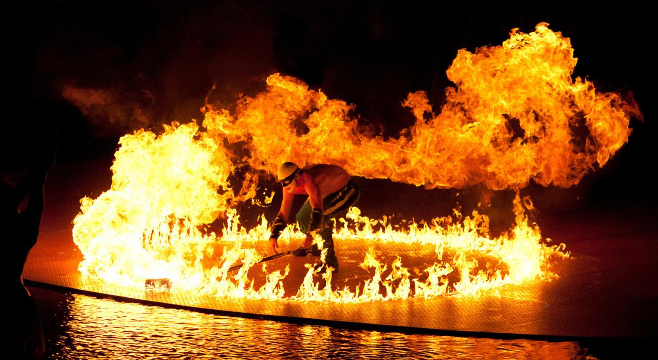 火的愤怒和水的纯净融为一体，通过美轮美奂的视觉盛宴，在“O”秀的舞台上完美呈现。