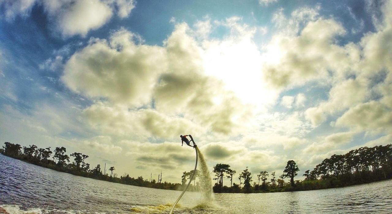 新奥尔良北海岸特切福特河上惊险刺激的水上飞板运动