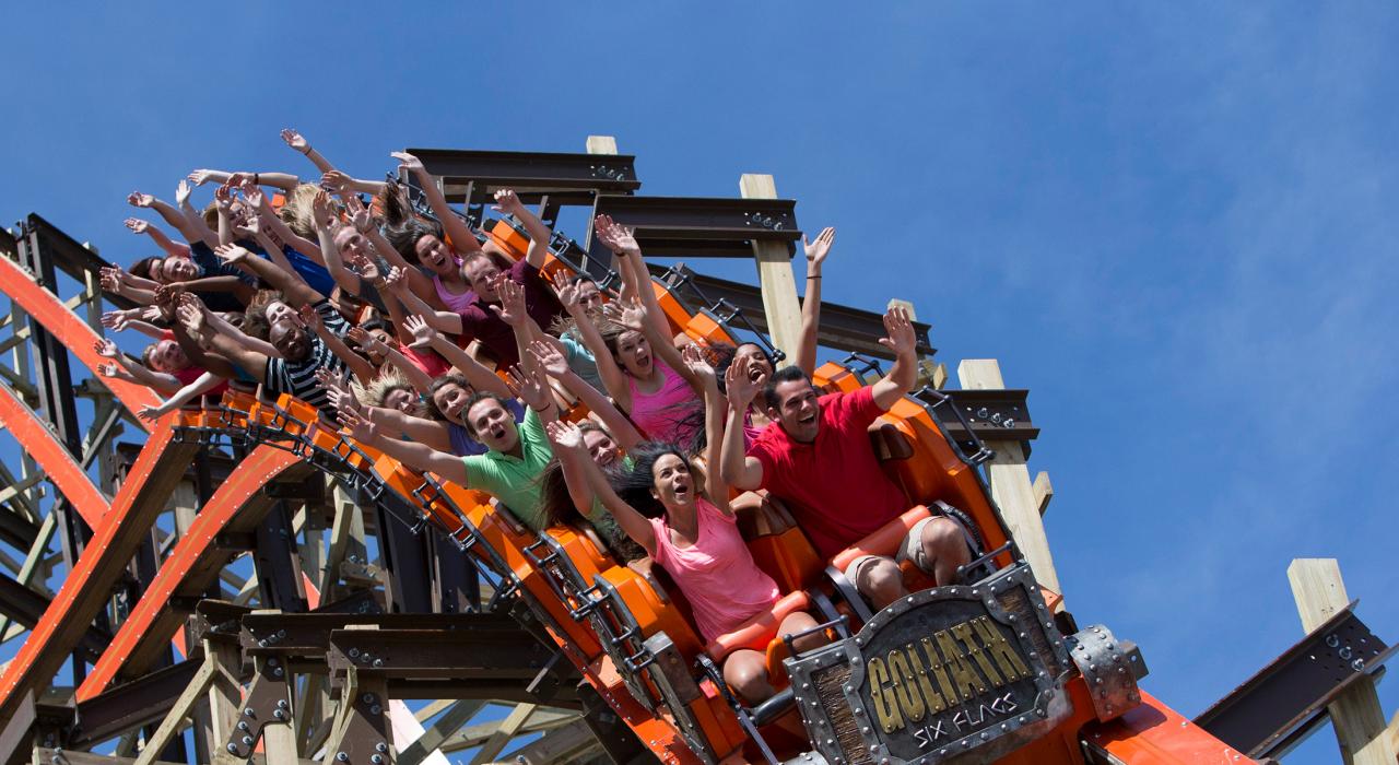 在六旗游乐园中乘坐 Goliath 过山车