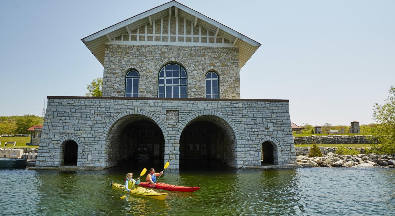 Haciendo kayak cerca del cobertizo para botes del Rock Island State Park