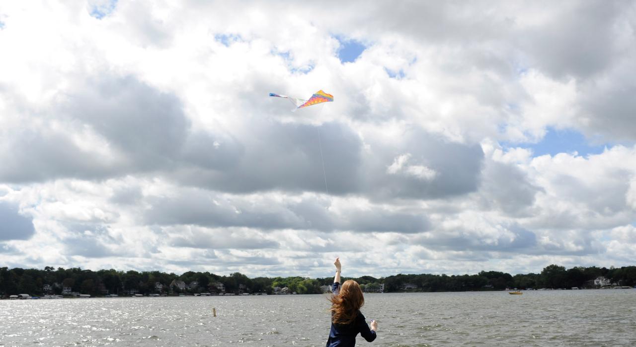 在河滨公园内享受放风筝的乐趣