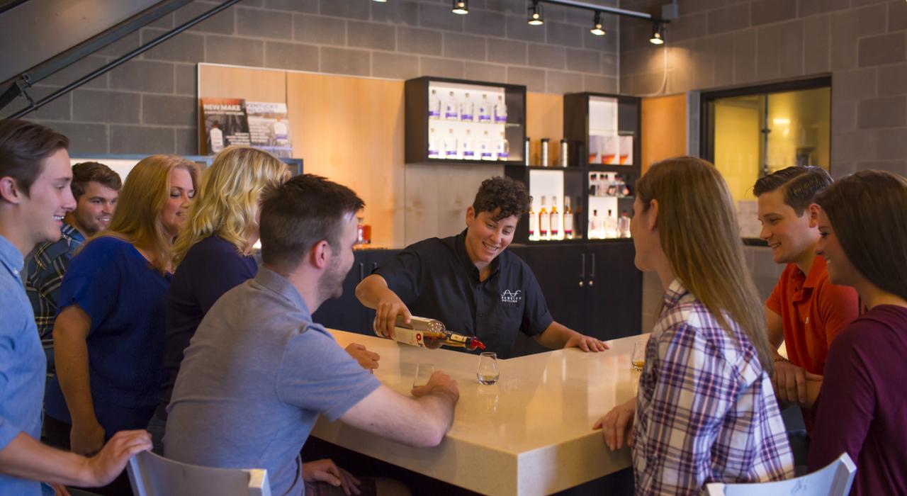 在 New Riff Distilling 酒厂品尝当地酿制的波本威士忌