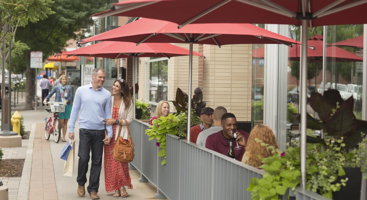 一对夫妇购物后漫步于科罗拉多州的街道上