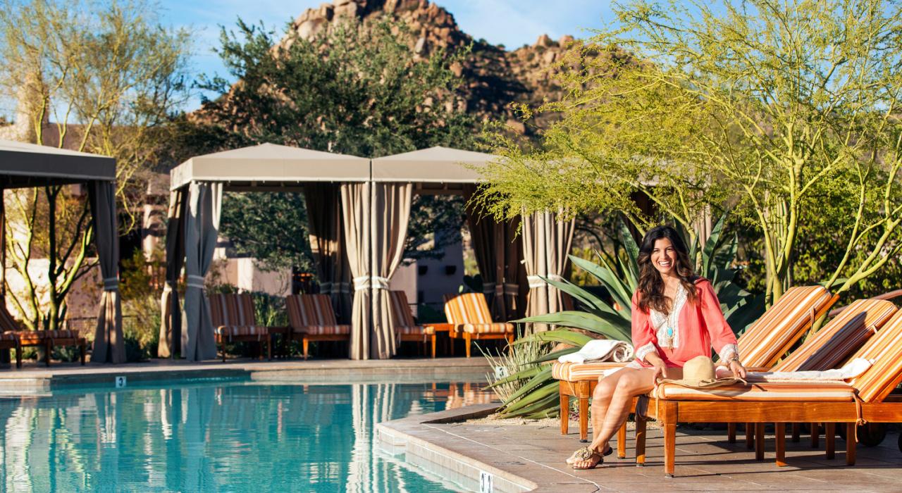 在度假酒店的泳池畔休息放松时的灿烂笑容