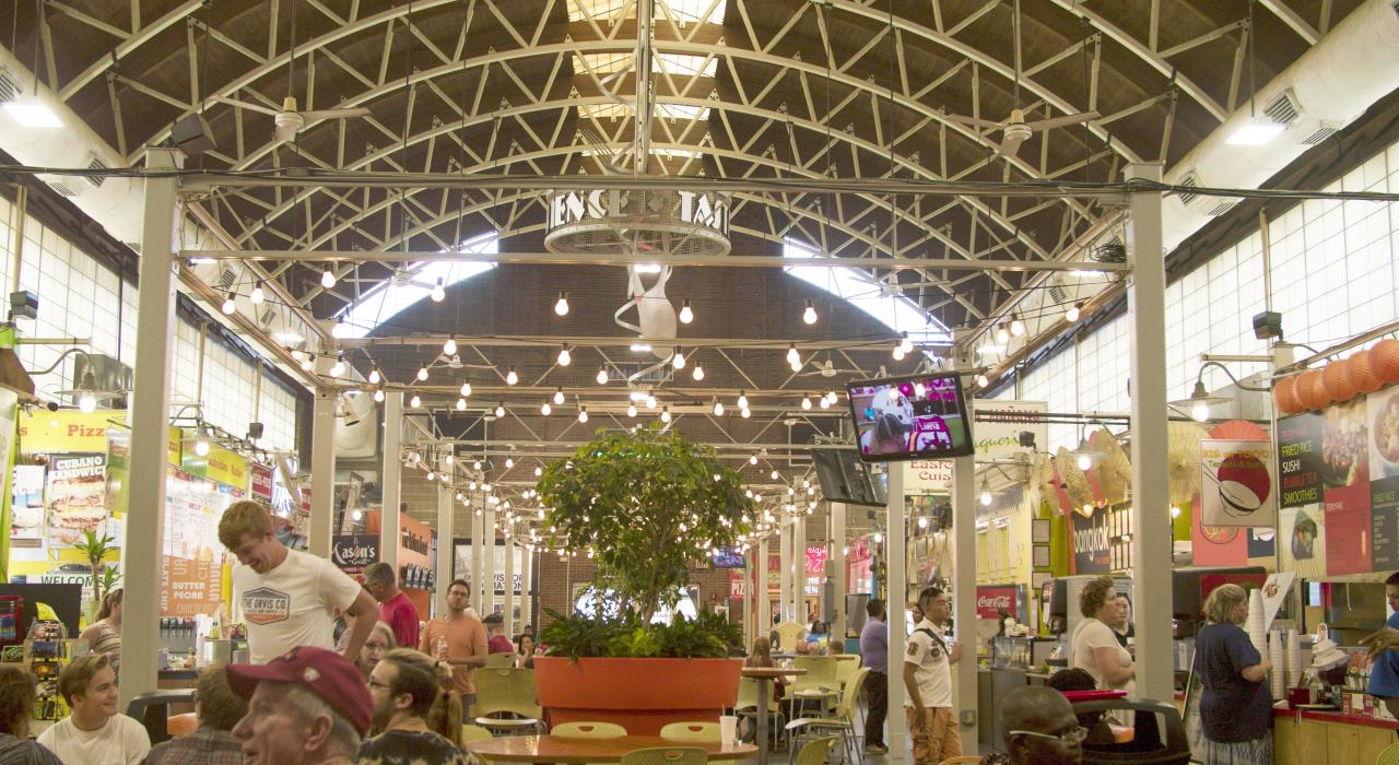 在阿肯色州小石城市中心河边市场区尽享购物和餐饮。