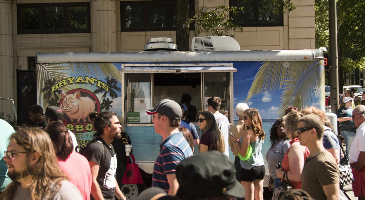 小石城市中心河边市场区主街美食餐车节上的美食餐车和各色美食。