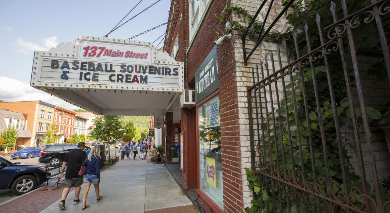 漫步在纽约州库珀斯敦的主街道