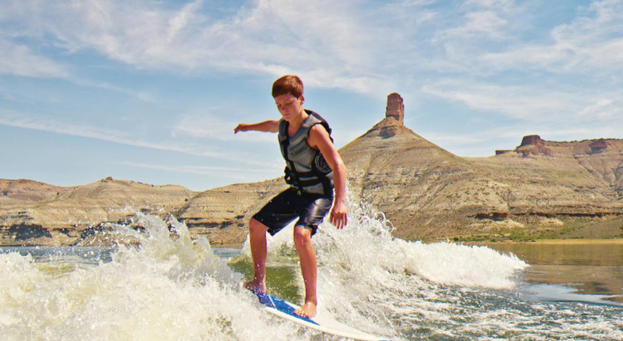 年轻的滑水爱好者在弗莱明峡谷湖上展现他的精湛技巧