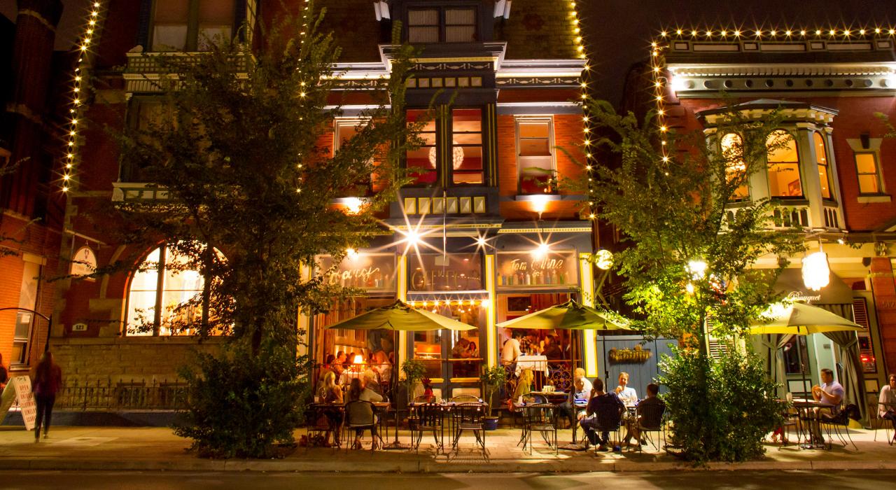 卡温顿主街上迷人的黄昏景致