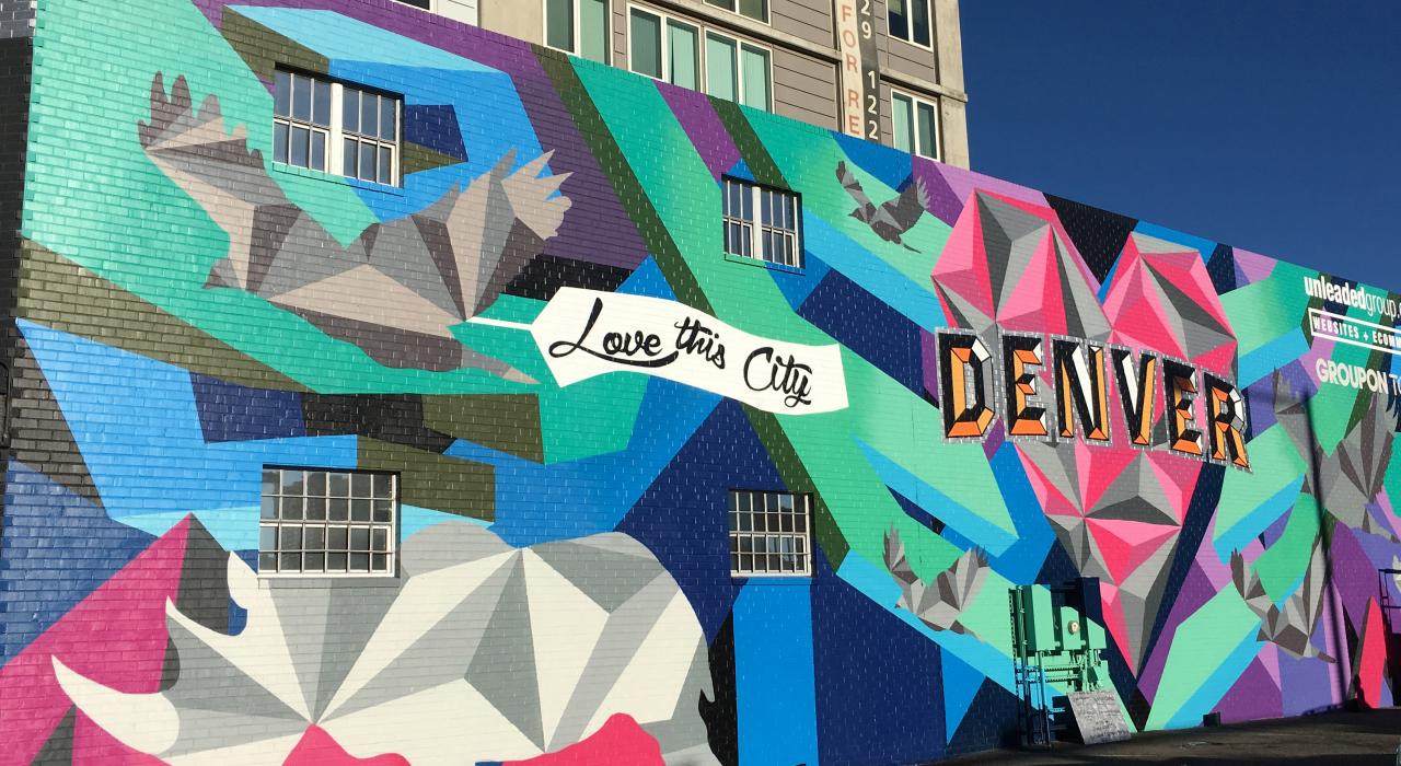 北河艺术区 (RiNo) 五彩缤纷的街头艺术作品