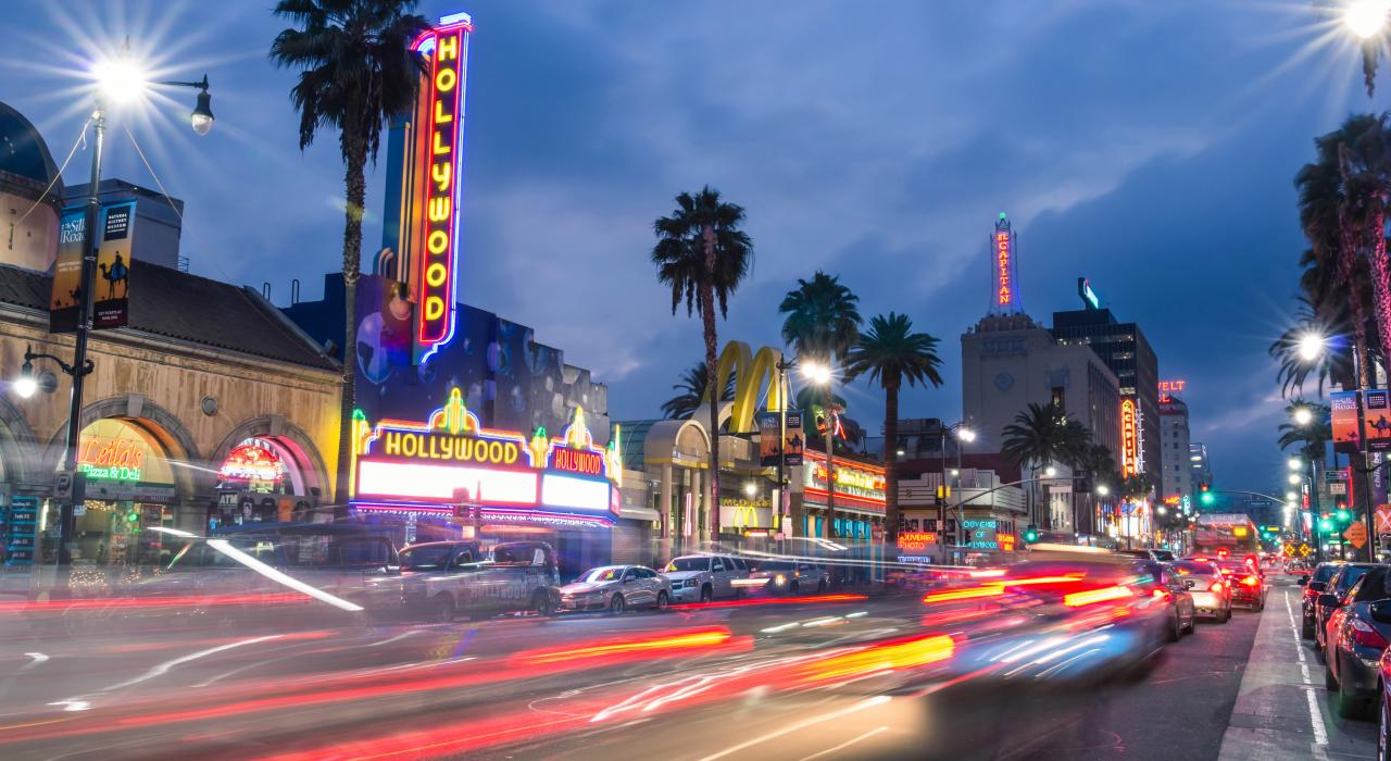 加利福尼亚州洛杉矶好莱坞大道熙熙攘攘的街景