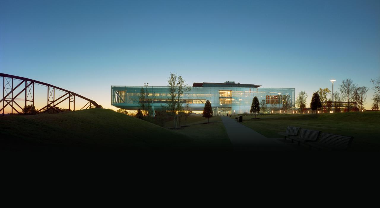 阿肯色州小石城中央高中，1957 年成为南部首所融合高中