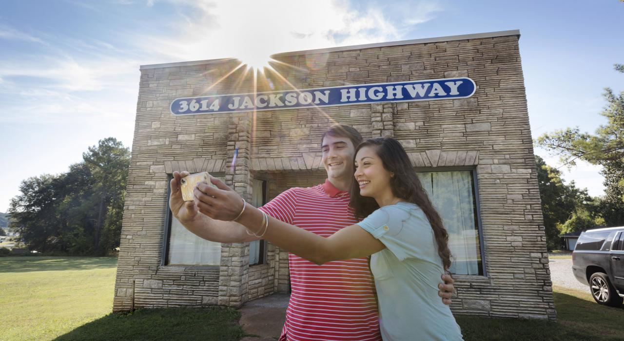 在阿拉巴马州马斯尔肖尔斯之声工作室自拍