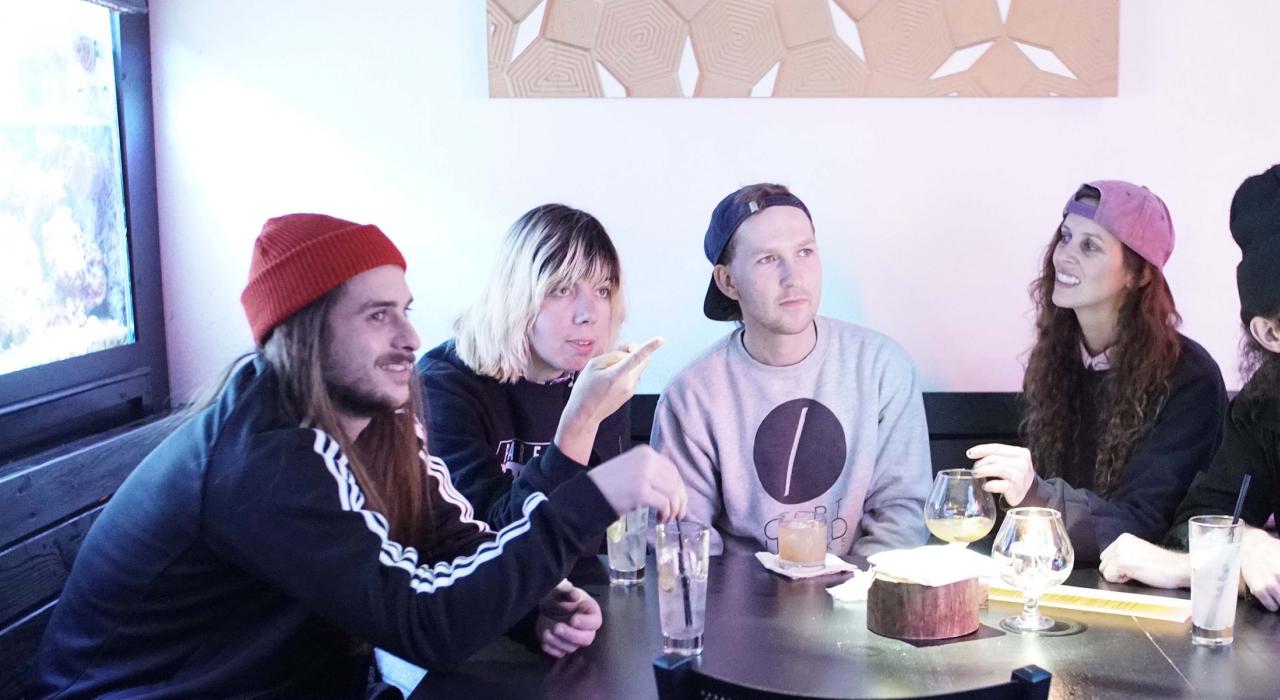 摇滚乐队 Reptaliens 在俄勒冈州波特兰一起在外享用美食