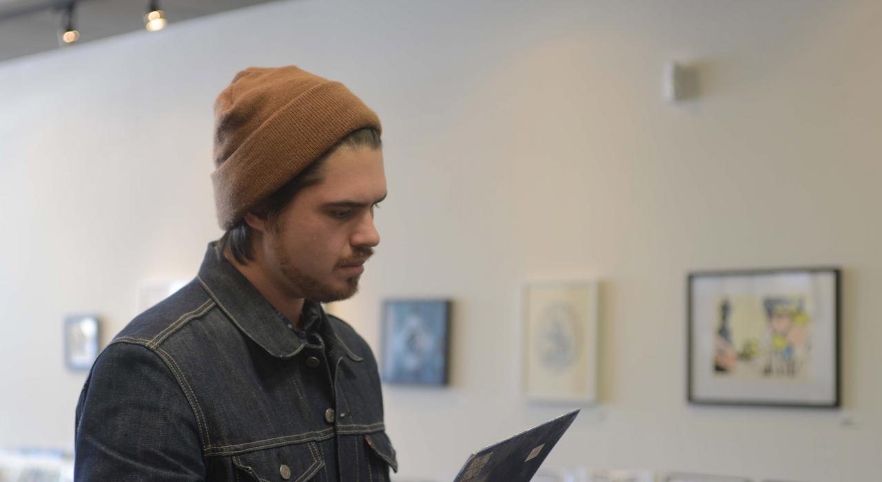 音乐人 Nathan Quick 在德克萨斯州休斯敦选购黑胶唱片