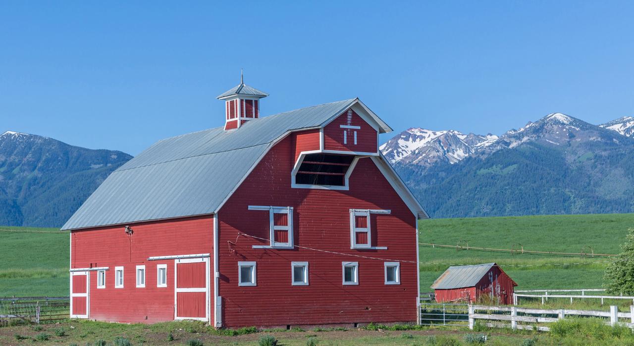 瓦罗瓦山是俄勒冈州东部鲜红色谷仓的背景