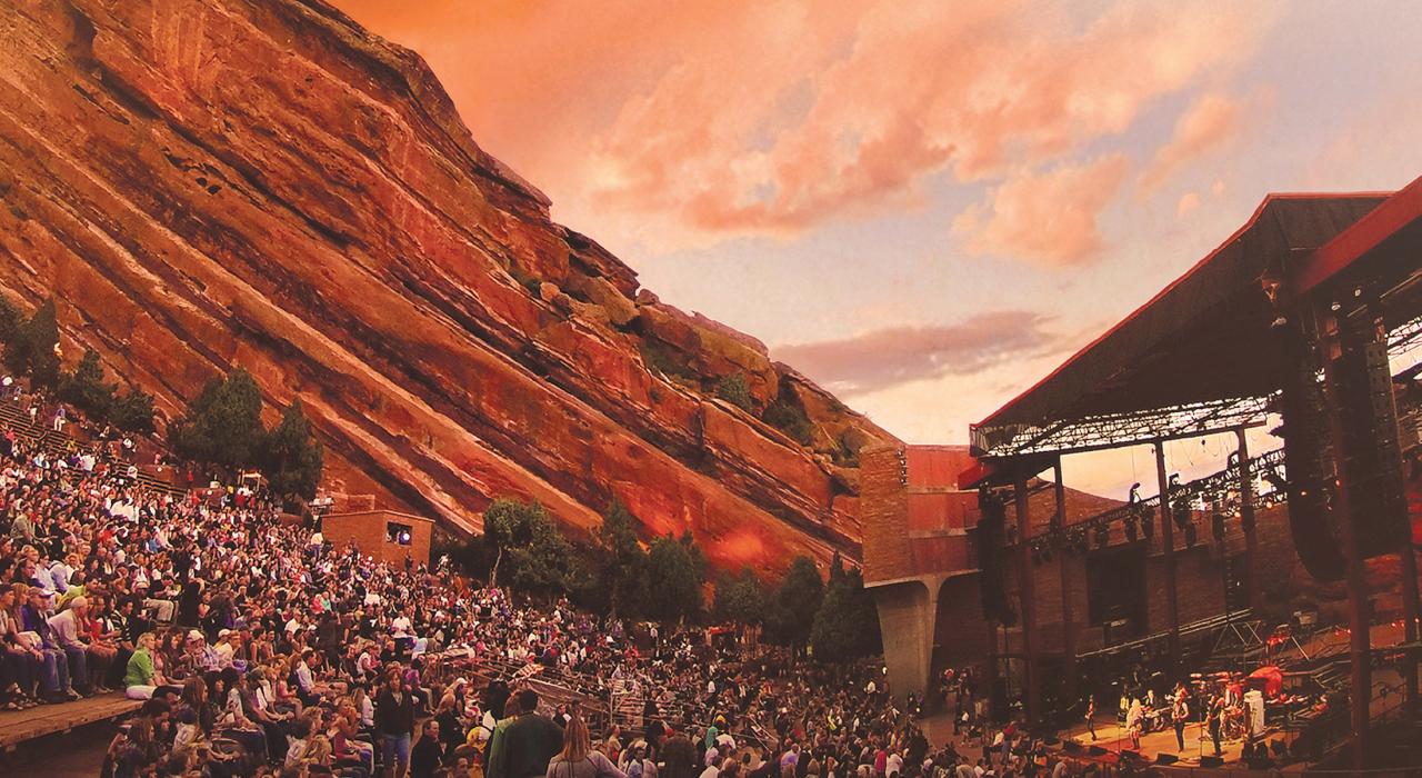 在著名的红石露天剧场观看现场表演