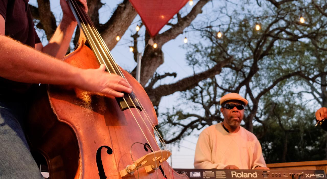 Rikenjaks Brewing Company 酿酒厂的露天现场音乐会