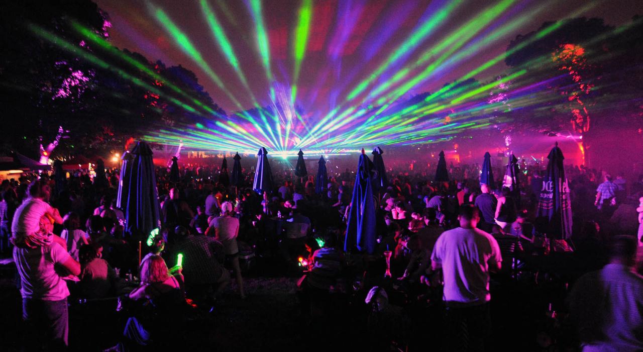 El final del espectáculo de luces láser durante el evento Summer Nights at Brookfield Zoo