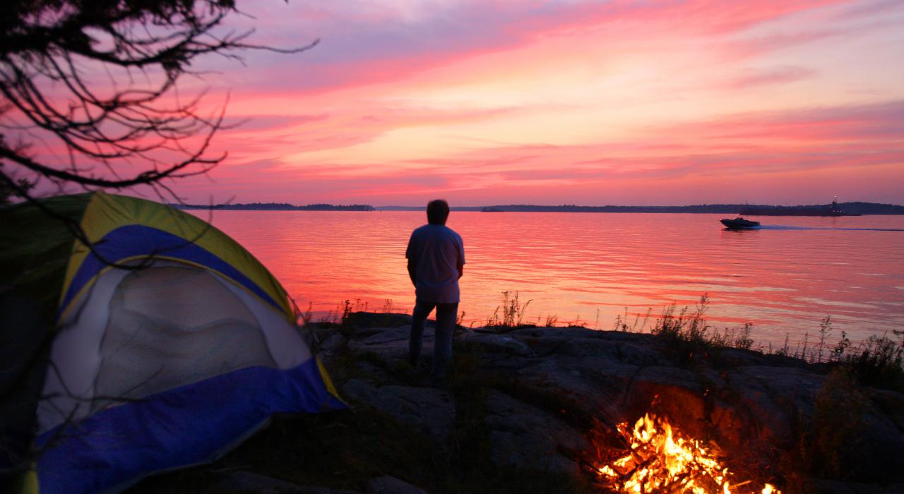 在静谧的水滨营地欣赏宁静的日落