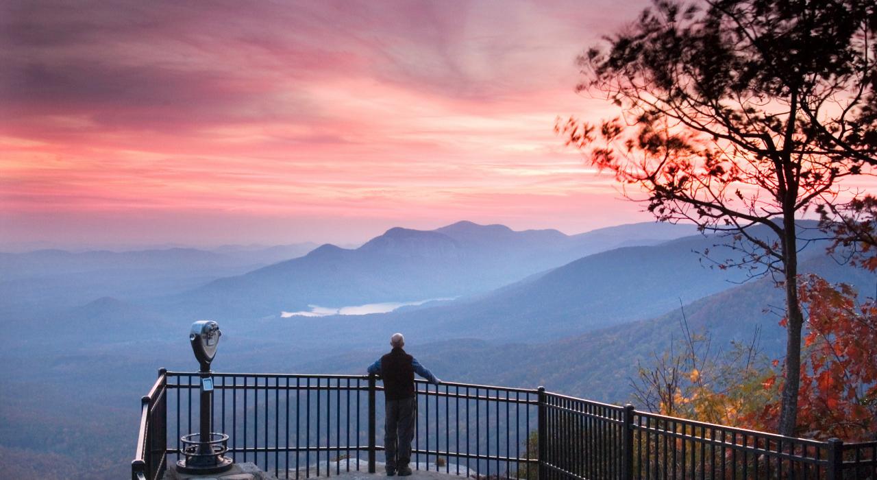 从南卡罗来纳州格林维尔附近的凯撒领袖州立公园饱览蓝岭山脉的壮丽美景