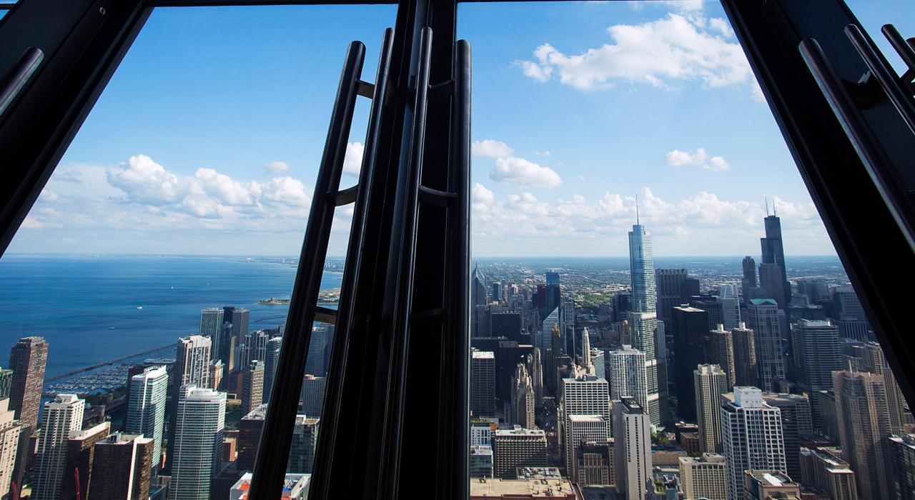 从北密西根大道 360 度芝加哥观景台的倾斜观景台俯瞰城市景观