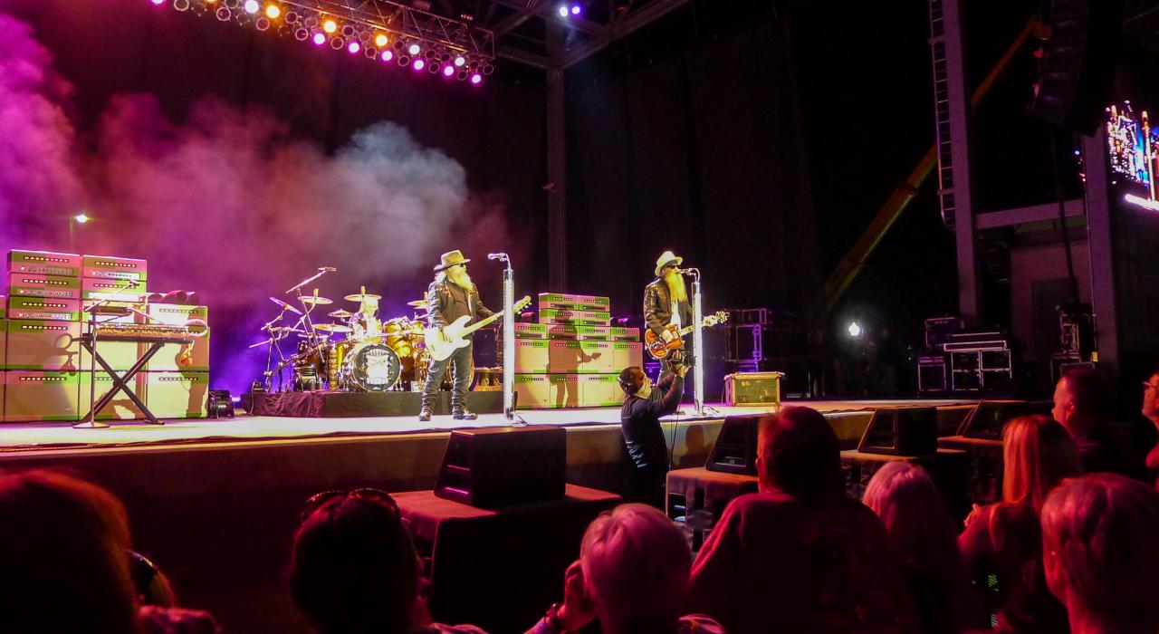 阿肯色州埃尔多拉多墨菲艺术区的 ZZ Top 乐队演出